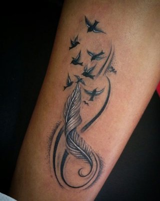 Tatouage plume en signe infini avec des oiseaux